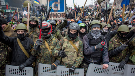Сотни военных перекрыли центр Киева