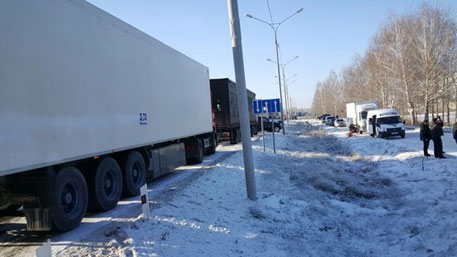 400 фур заблокировали въезд в Новосибирск: пробка 15 километров