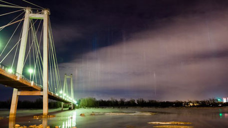 Загадочные «световые столбы» пронзили небо над Красноярском