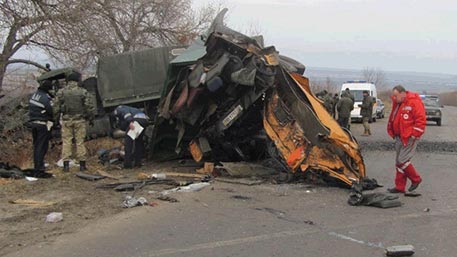 Грузовик с солдатами ВСУ столкнулся с КамАЗом под Луганском: есть жертвы