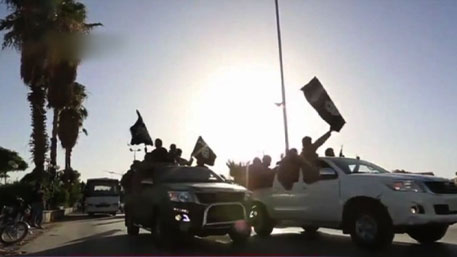Два террориста ИГИЛ угнали машину с зарплатой для боевиков под Раккой