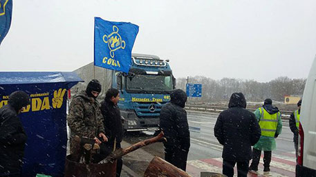Украинские националисты блокировали движение российских фур в Сумской области 