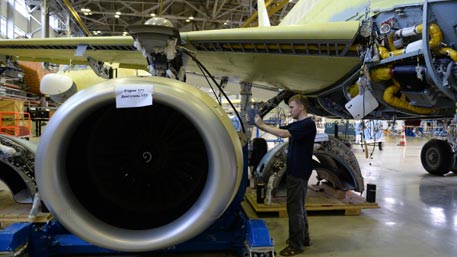 Рогозин пообещал заменить французские двигатели Sukhoi Superjet на российские