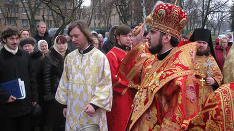 Киевский Патриархат продавал гумпомощь для детей Донбасса на рынке