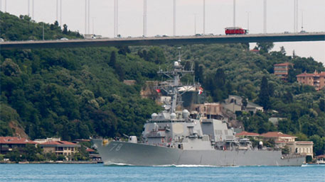 Очевидцы сфотографировали американский ракетный эсминец, проходящий через Босфор Очевидцы сфотографировали американский ракетный эсминец, проходящий через Босфор