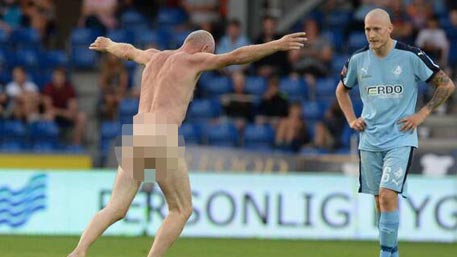 Чемпион Европы по футболу выбежал голым на поле во время матча