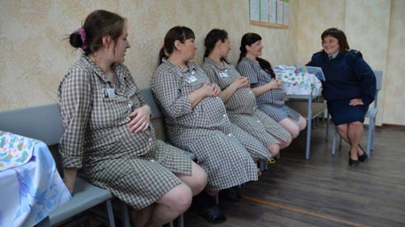 Женщинам-заключенным разрешат отбывать срок с детьми