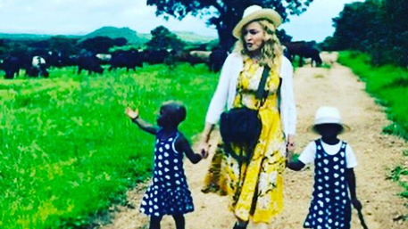 Мадонна удочерила близнецов из Африки