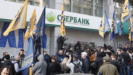 Порошенко ввел санкции против российских банков на год
