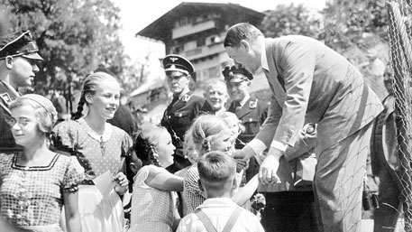 Опубликованы неизвестные фотографии Гитлера с детьми