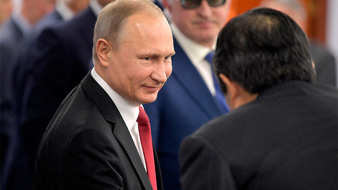 У «мачо» Путина не бывает плохих дней - Bloomberg