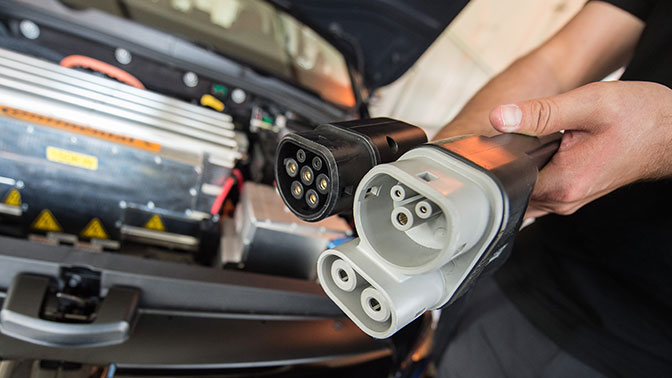 Минпромторг сообщил о разработке правил ТО для электромобилей и гибридов 