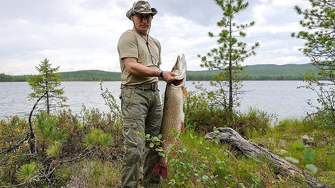 Путин два часа гонялся за щукой под водой 