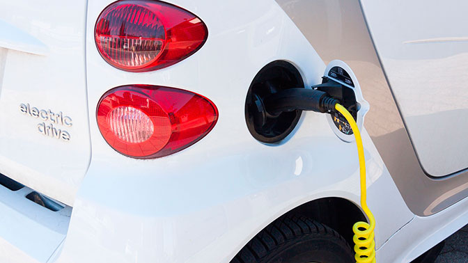 На заправках и парковках в РФ установят зарядки для электромобилей