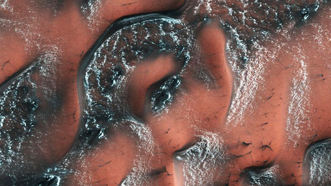 NASA показало кадры заснеженных дюн Марса