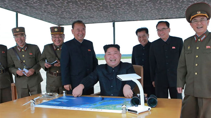 Игра в «войнушку» по-северокорейски: Ким Чен Ын радуется как ребенок пуску ракеты по Японии
