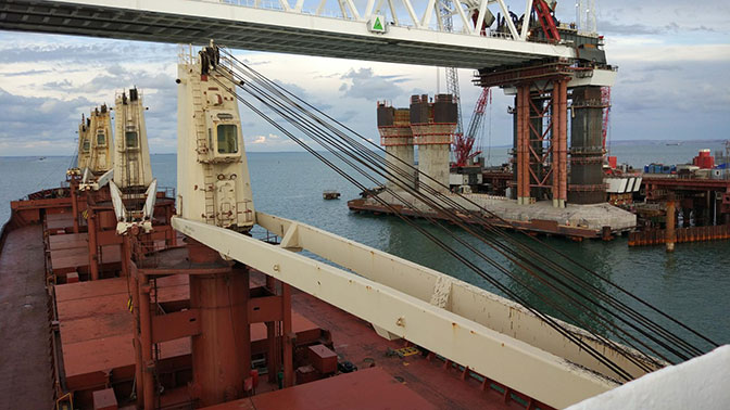 Под Крымским мостом прошло первое украинское судно