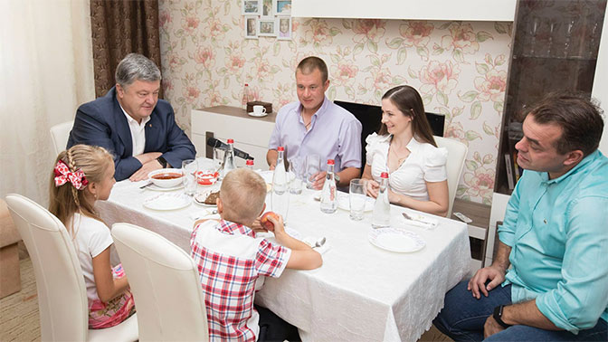 Голодная семья смотрит на сытого Порошенко с тарелкой борща: в Сети обсуждают абсурдную фотосессию в Одессе