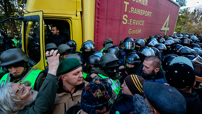 Аваков пообещал арестовывать демонстрантов в Киеве