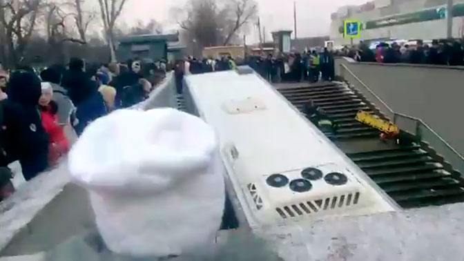 Автобус славянский бульвар. Автобус Славянский бульвар 2017. Автобус Дубки Славянский бульвар. 231 Автобус Славянский бульвар. Славянский бульвар ДТП С автобусом видео.