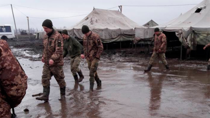 В Сети высмеяли утонувший в грязи палаточный лагерь ВСУ