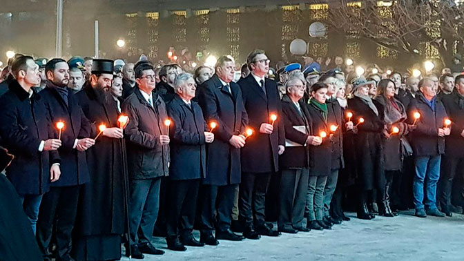 Не забудем, пока живы: тысячи сербов вышли почтить память жертв бомбардировок НАТО