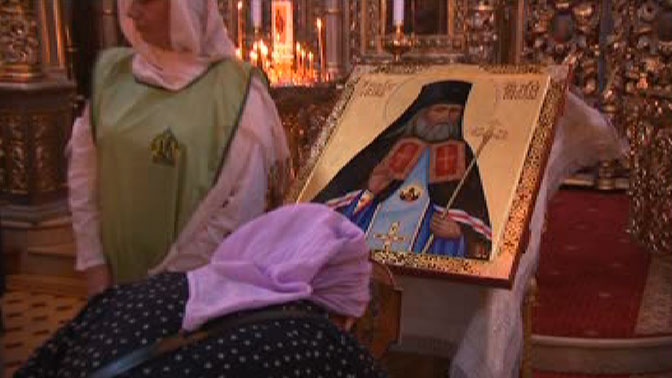 Мощи Луки Крымского в Москве в Даниловском монастыре. Люди поклоняются святые места. Где в Москве лежат мощи Луки Крымского. Мощи луки крымского в москве