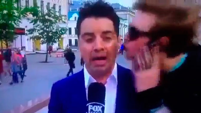 Журналиста Fox Sports в Казани попытался поцеловать парень во время ...