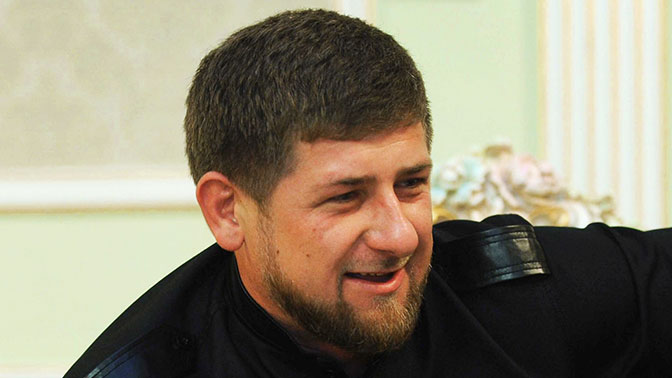 Чеченский папа. Папа чеченец. Кадыров и его окружение фото. Отец чеченец.