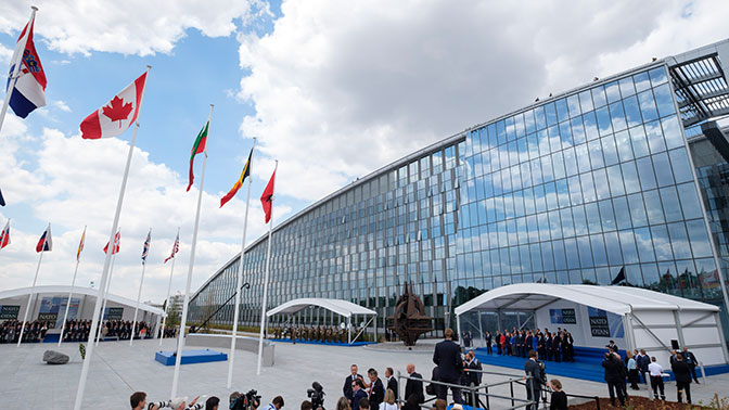 Македонию официально пригласили вступить в НАТО