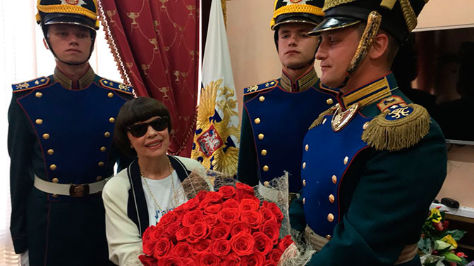 Мирей Матье в Москве встретили военнослужащие Президентского полка