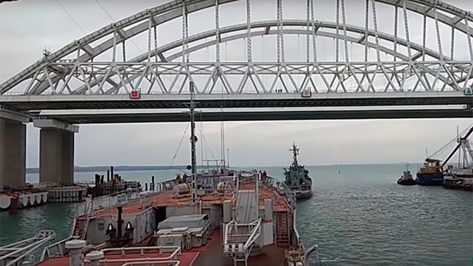 Появилось новое видео прохода украинских кораблей через Керченский пролив