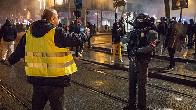 Во Франции задержали 220 человек на демонстрациях «желтых жилетов»