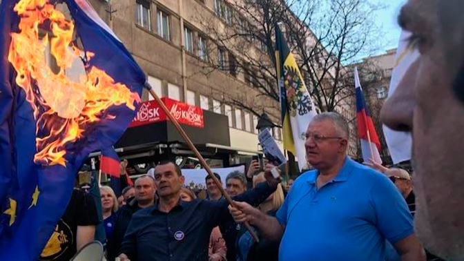 «Не забудем, не простим»: в Белграде сожгли флаги НАТО и Евросоюза