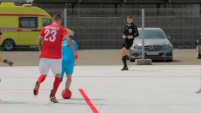 Матерацци сыграл в Сочи на футбольном поле из пластиковых стаканов