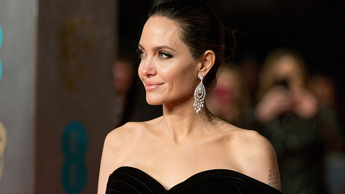 СМИ: Анджелина Джоли поменяла фамилию